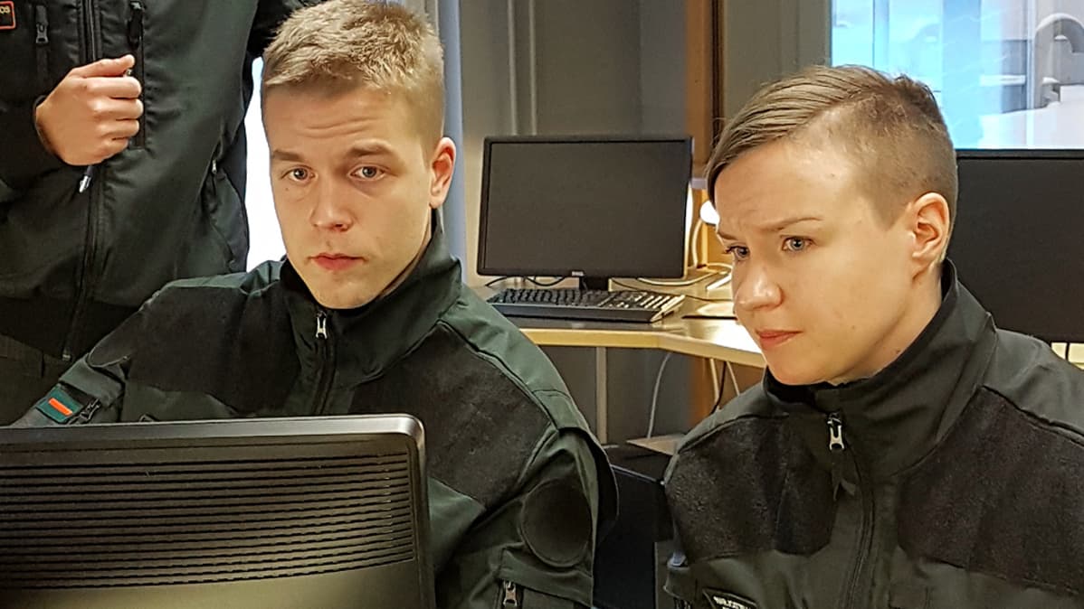 Leeni Lehmuskoski ja toinen oppilas päätteen äärellä