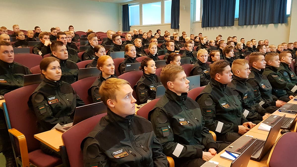Raja- ja merivartiokoulun luentosalissa oppilaita