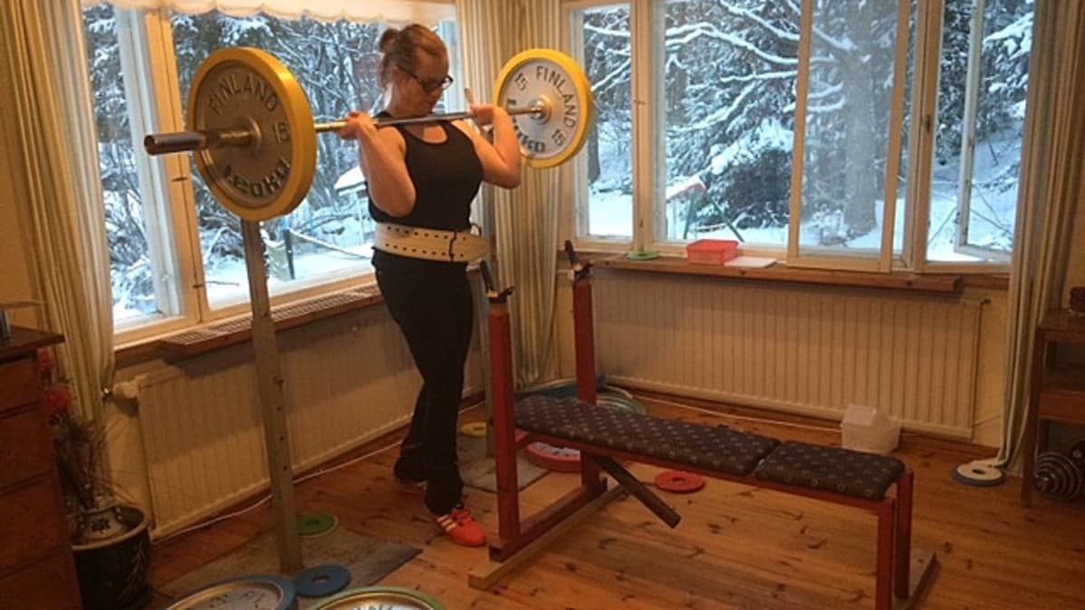 Vera Räsänen, punttitreeni, voimanosto, sukupuolenkorjaus, voimanostotelineet