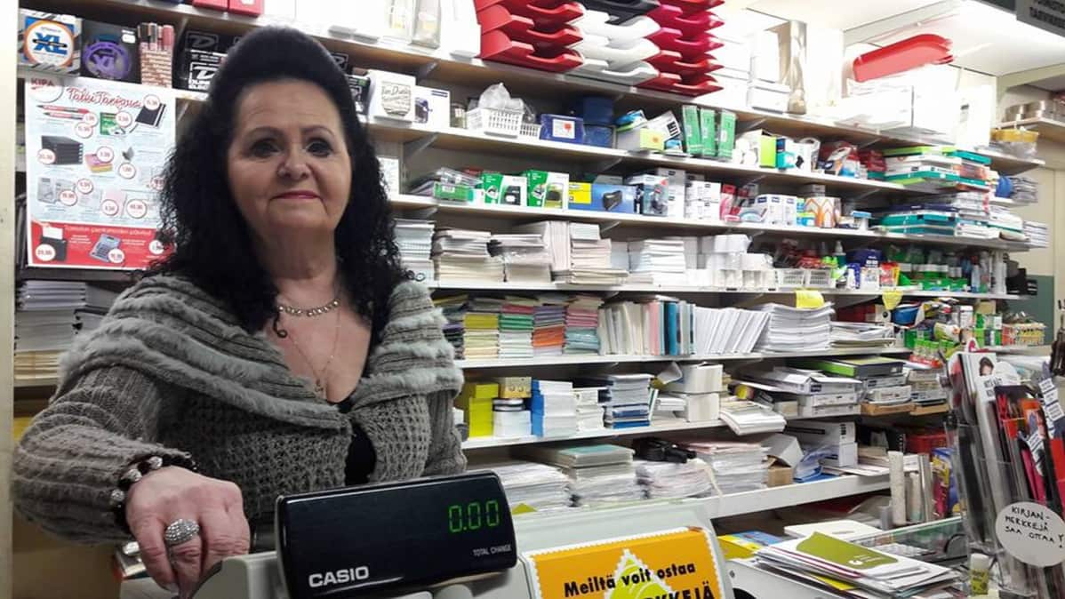 Mervi Rihto pyörittää Viitasaaren Kirjakauppaa.