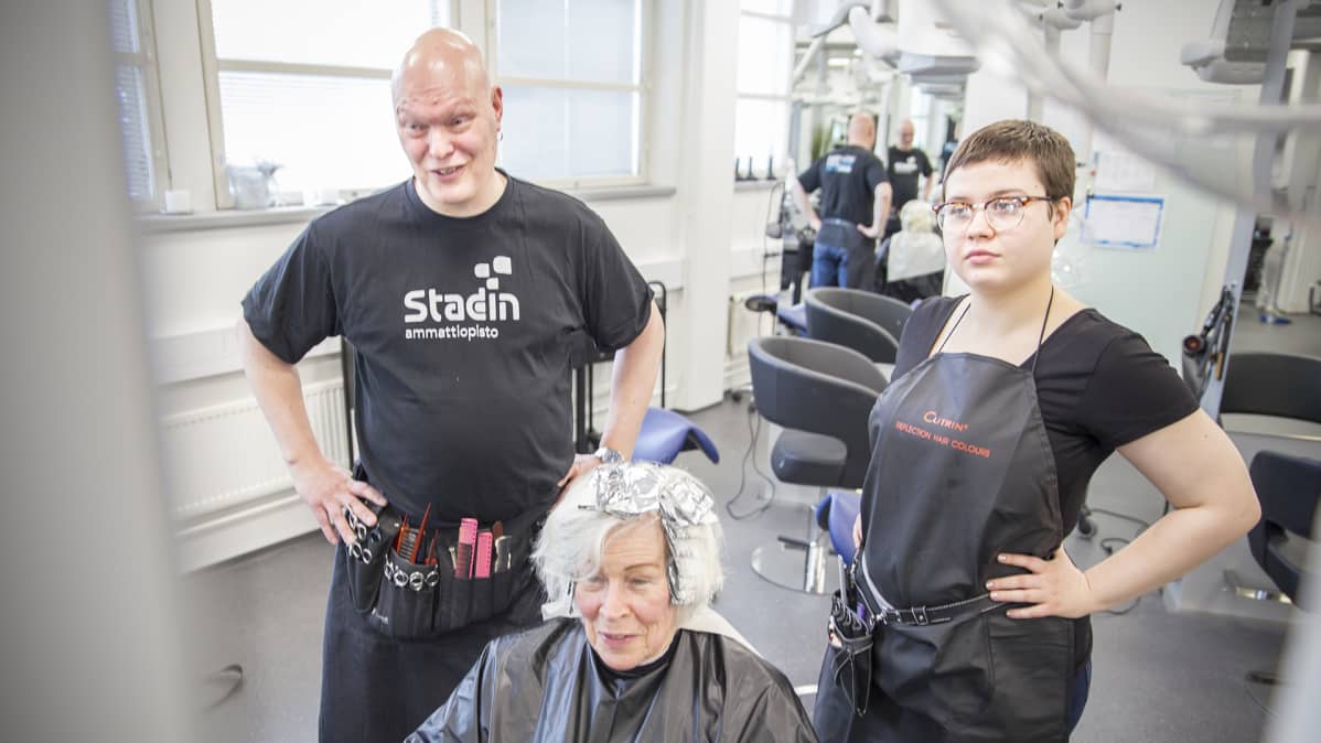 Antonia Korhonen ja Taneli Ylinen arvioivat oppilastyötä.
