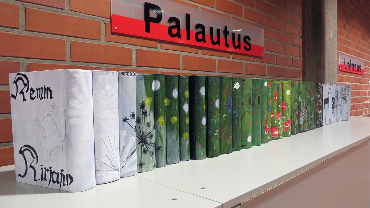 Vanhoista asiakirjoista tehty tilataideteos koristaa palautusautomaattia