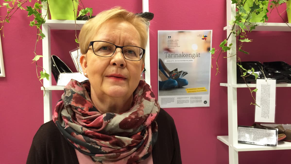 Avopalvelujen johtaja Jaana Vanninen Tarinakengät-näyttelyn edustalla