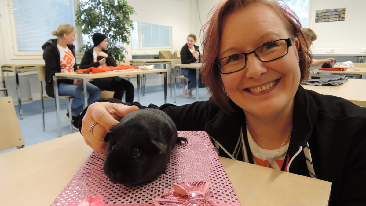 Kirsi Ruotsalainen on Suomen marsuyhdistyksen puheenjohtaja.