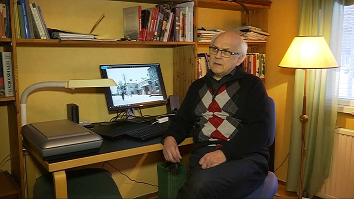 mies istuu tietokoneen työpöytänsä ja kirjahyllyn ääressä työhuoneessa, Sakari Viinikainen, historia, sisällissota, sotahistoria