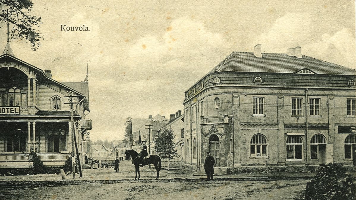 vanha kuva Kouvolan keskustasta, kaksi miestä, hevonen