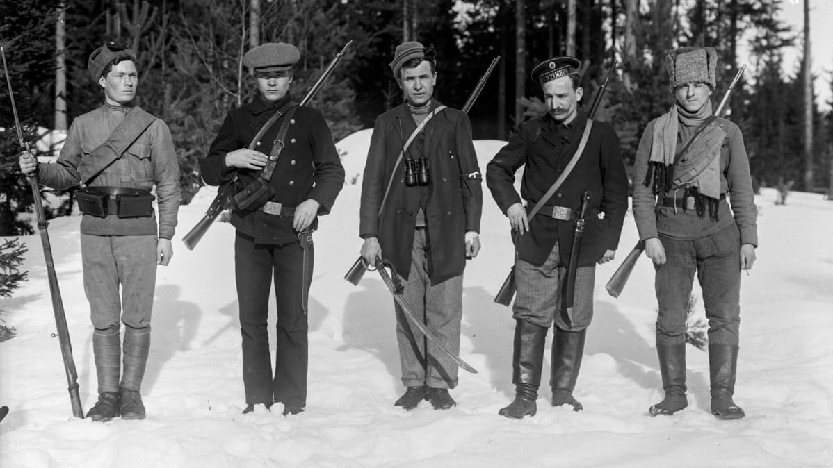 Punakaartilaisia ja punaisten puolella taistelevia venäläisiä Ruovedellä.
