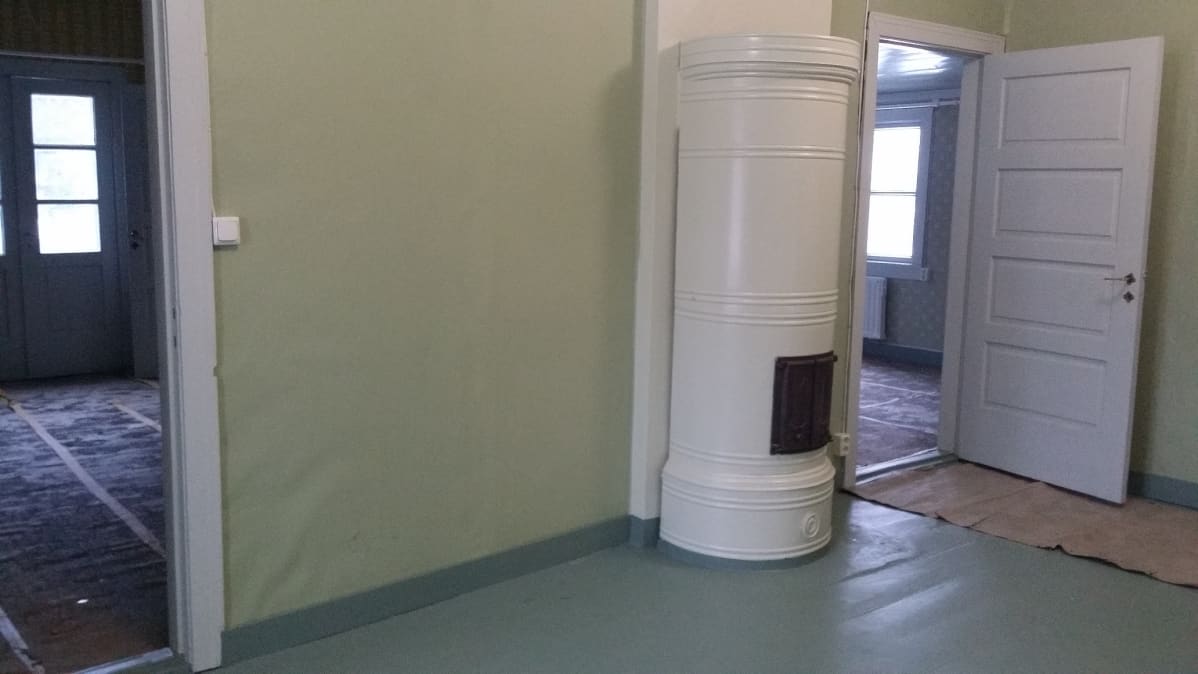 Villa Väinölän yläkerrassa on 4 makuuhuonetta ja keittiö eli yhteensä 125 neliötä.