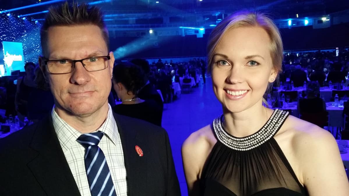 Joukkueenjohtaja Jouni Salmenjaakko ja pelaaja Eeva Puukka Salon LP Viestistä