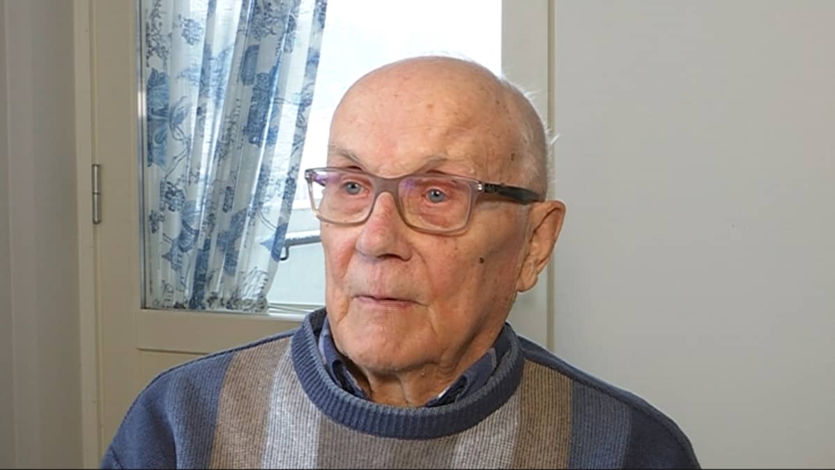 Jaakko Tamminen on 95-vuotias sotainvalidi ja Skype-ringin jäsen.