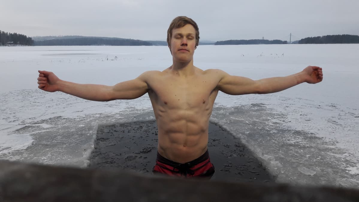 Nikolas Itälä avannossa Päijänteellä, vatsalihakset näkyy