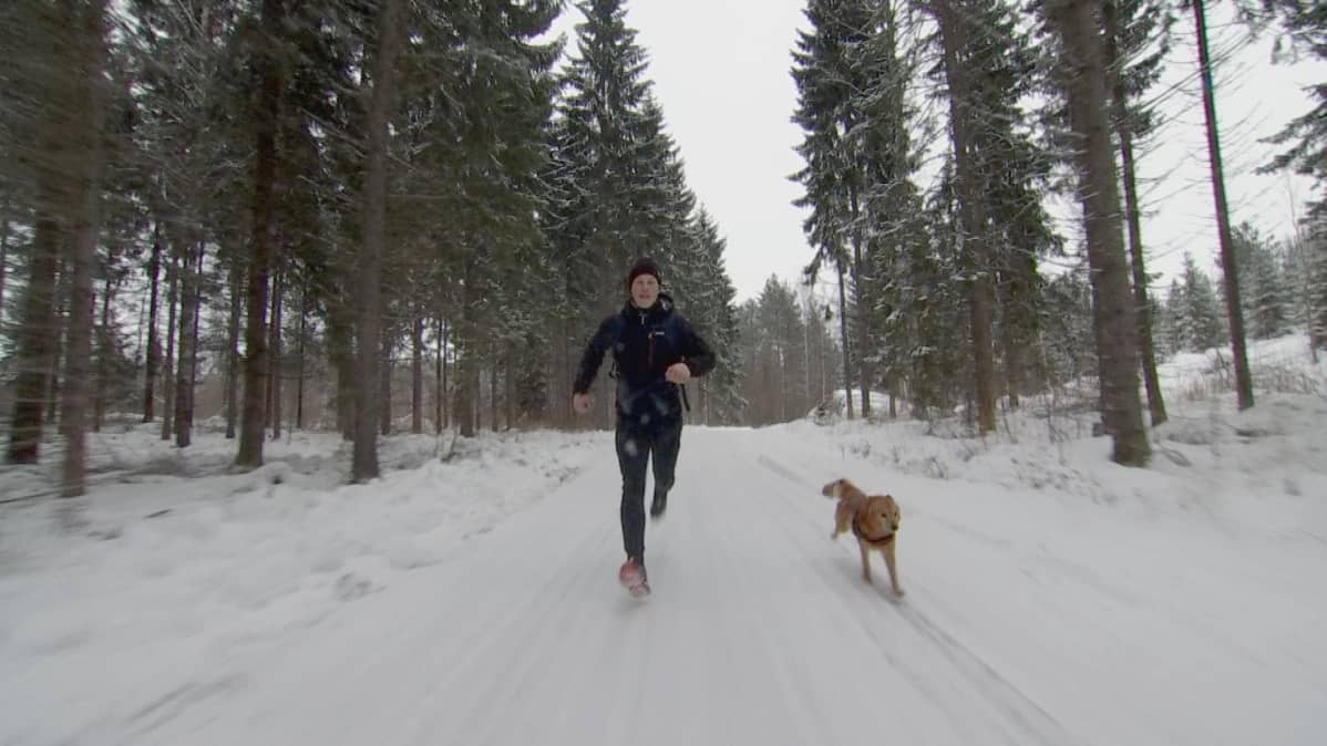 Nikolas Itälä treenaa erikoisjoukkoihin juoksee Korpilahdella