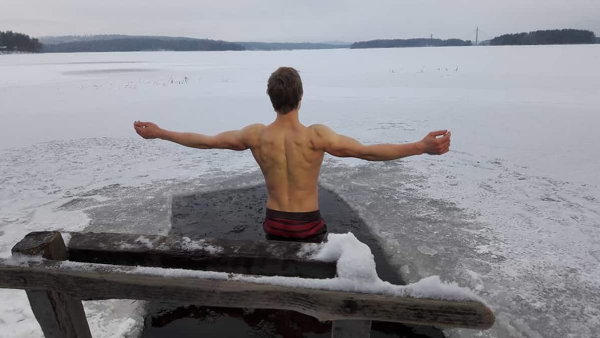 Nikolas Itälä avannossa Päijänteellä Korpilahdella