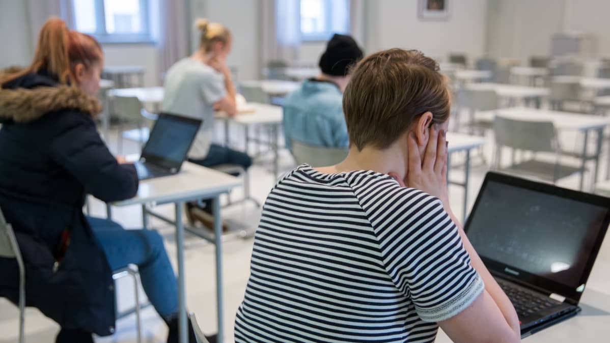 Kuopion Lyseon opiskelijoita luokassa.