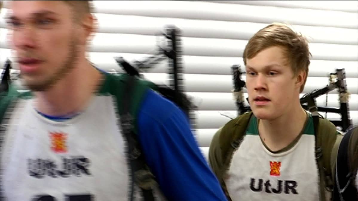 Nikolas Itälä laskuvarjojääkärien pääsykokeissa.
