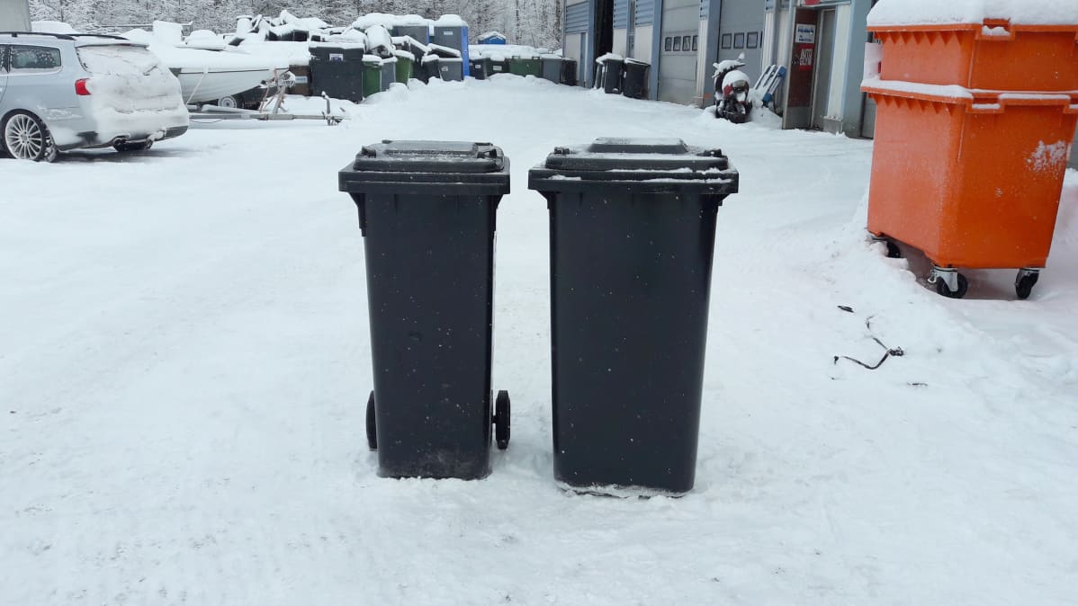 Pienempi ja suurempi jäteastia