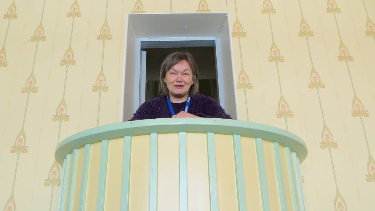 Tuula Saari saarnastuolissa