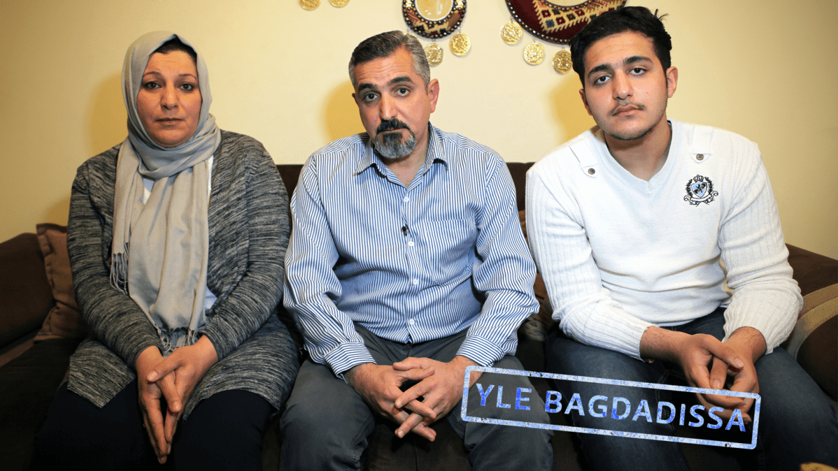 Al-Khafajit käännytettiin Suomesta Irakiin marraskuussa. Perheen äiti Senaa, isä Adnan ja vanhin poika Ali. Nuorempi poika Abdullah oli kuvauspäivänä sairas, eikä halunnut nähdä toimittajia.
