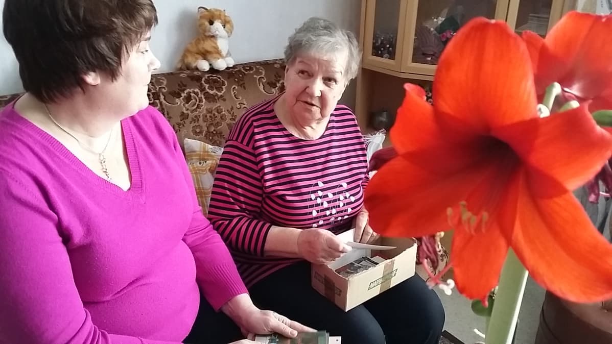 Ystävykset Sirpa Jaara ja Aili Vuorio