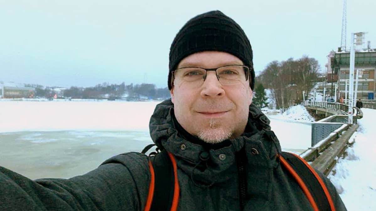 Erpo Pakkala, sanoittaja, työmatka, Töölönlahti, silta, mies katsoo kameraan Töölönlahden sillalla, selfie