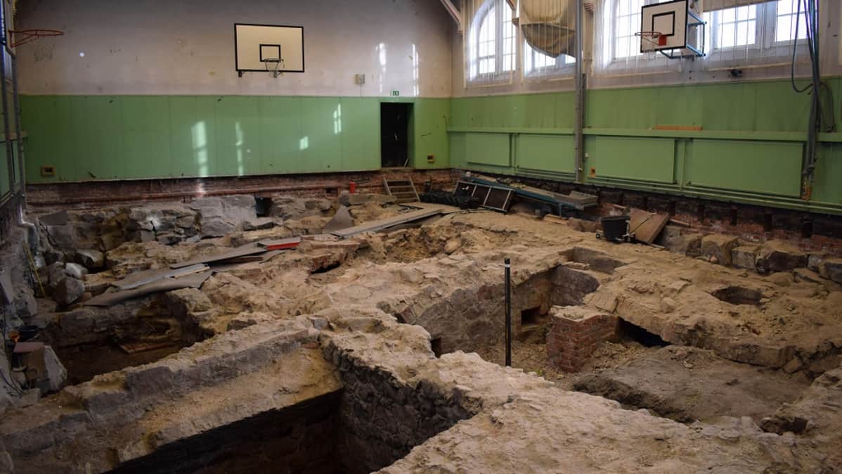 Katedralskolanin liikuntasalin lattian alta paljastuu 1300-luvun Turku.