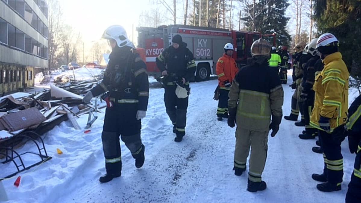 Kymenlaakson pelastuslaitoksen henkilökuntaa valmistelemassa paloharjoitusta Ummeljoella kerrostalon pihalla