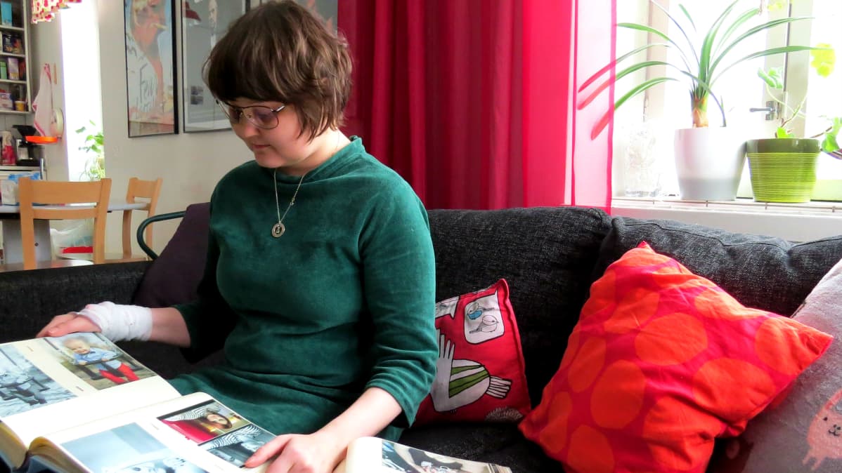 Hanna Palhsten katsoo vanhoja valokuvia