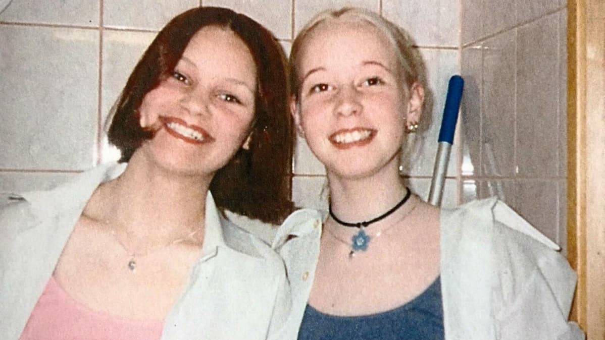 Hanna ja Sannan teineinä hymyilemässä kylpyhuoneessa