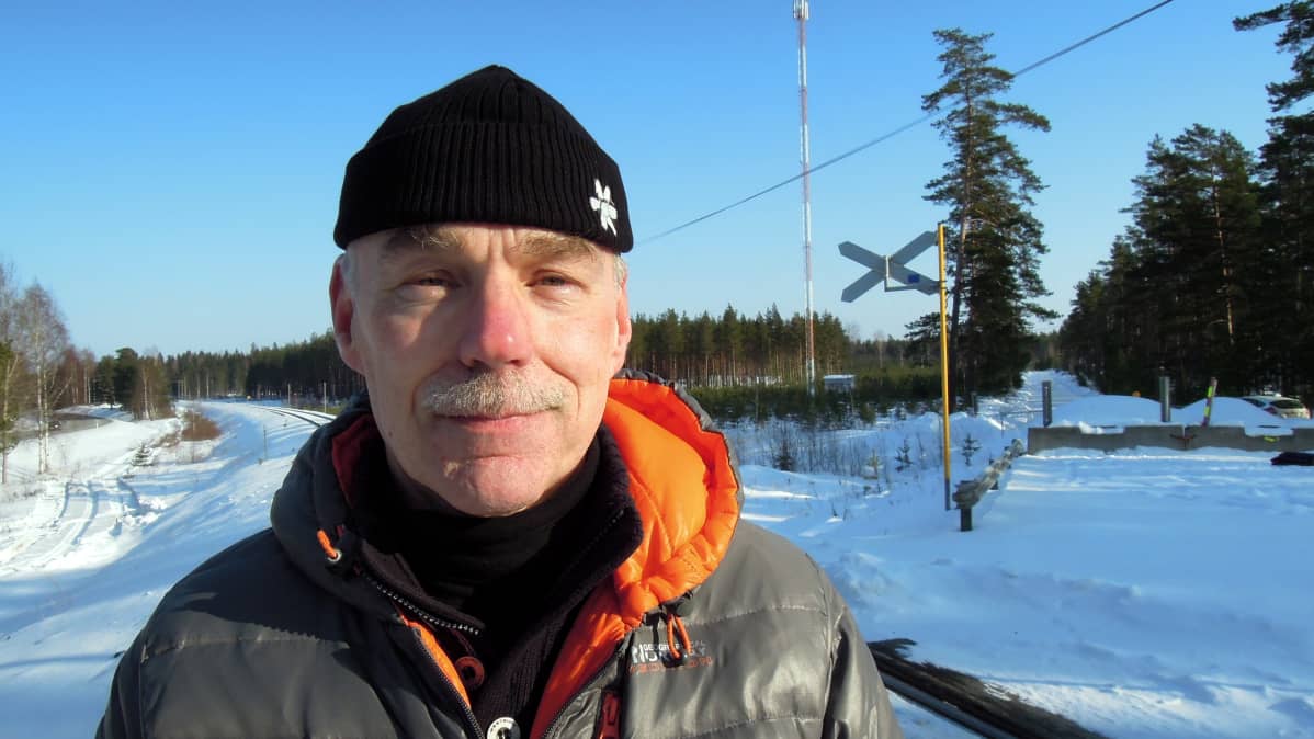 Raaseporin kaupunginvaltuuston varapuheenjohtaja Ulf Heimberg. Taustalla näkyvät betoniporsaat estävät toistaiseksi Skogbyn tasoristeyksen käyttämisen.