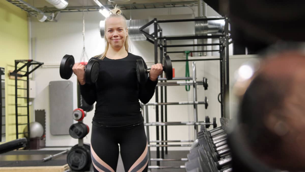 Sanni Hautakoski treenaa käsipainoilla