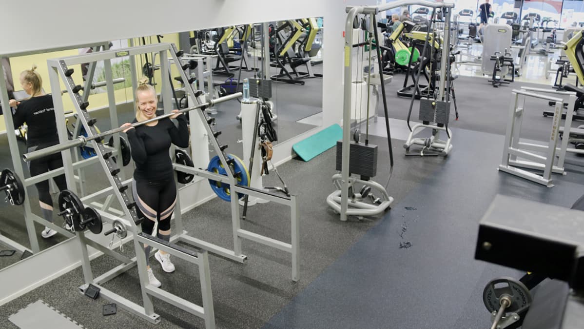 Sanni Hautakoski treenaa kuntosalilla