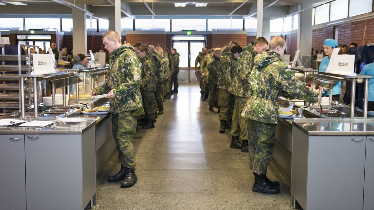 Varusmiehiä ruokajonossa