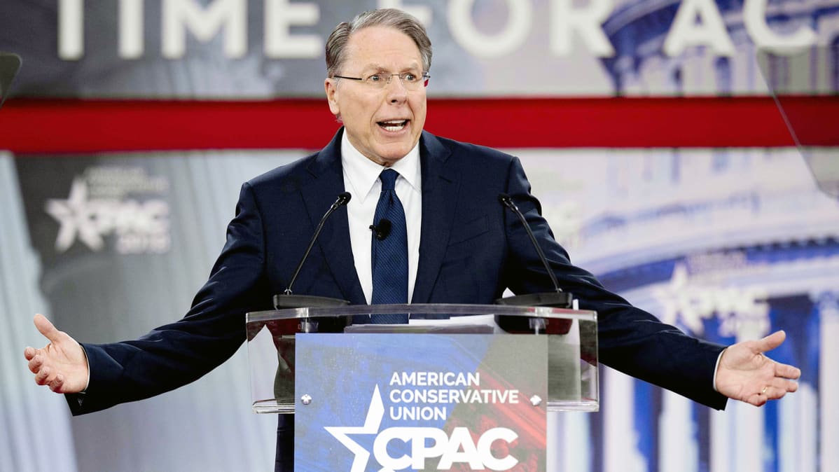 Wayne LaPierre puhuu CPAC-konferenssissa Marylandissä.