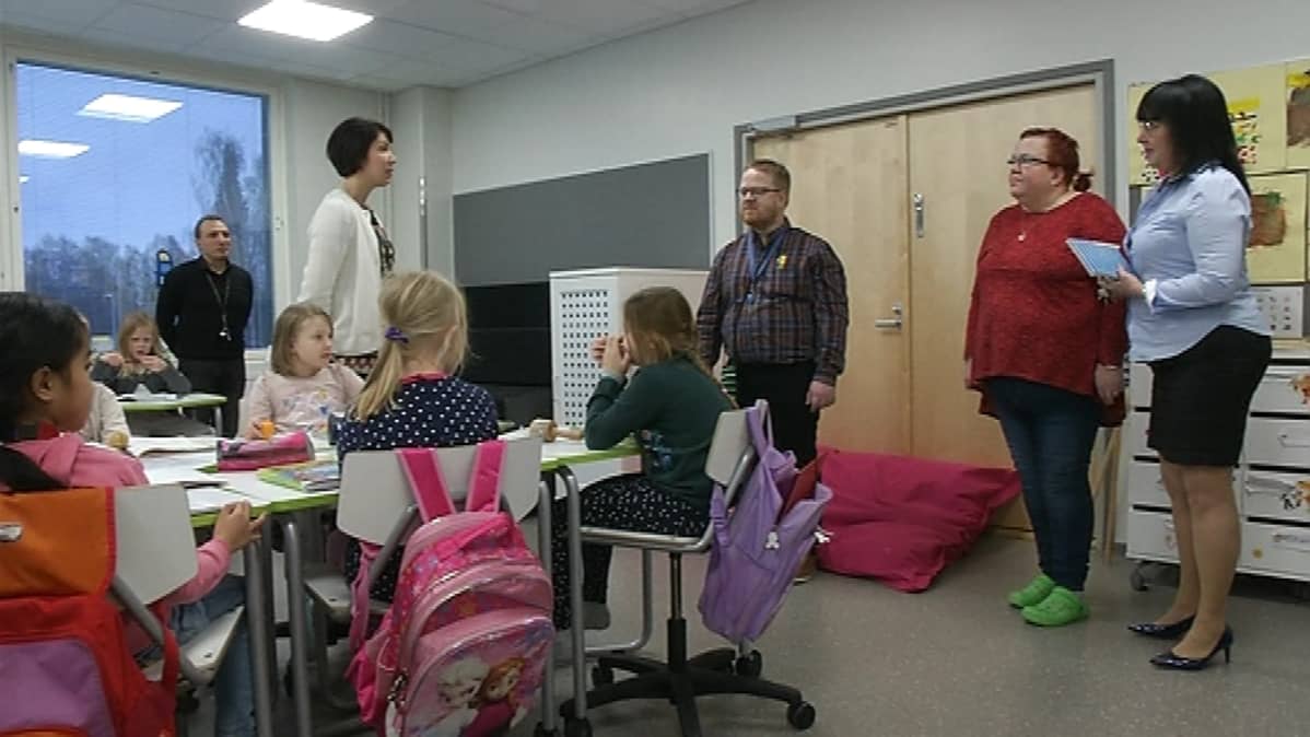 Jaana Nordlund, Sami Virta ja rehtori Johanna Siitari seisovat luokan edessä