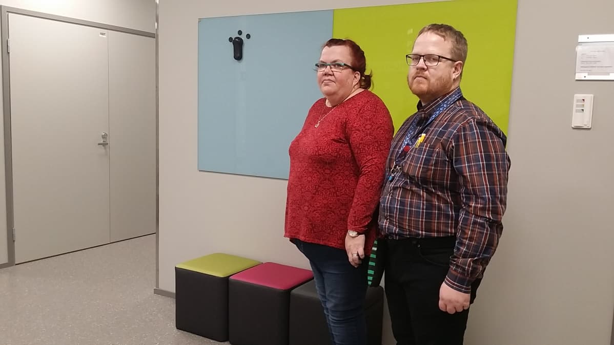 Jaana Nordlund ja Sami Virta seisovat koulun käytävällä.