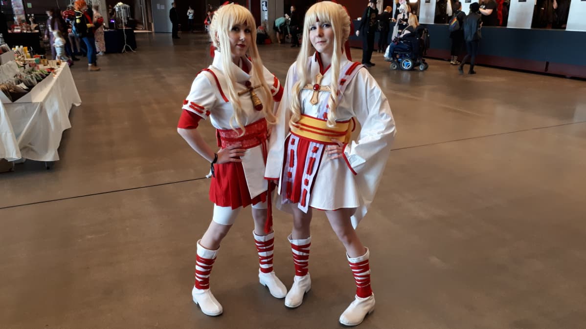 Anime-hahmon asuun pukeutuneet siskokset