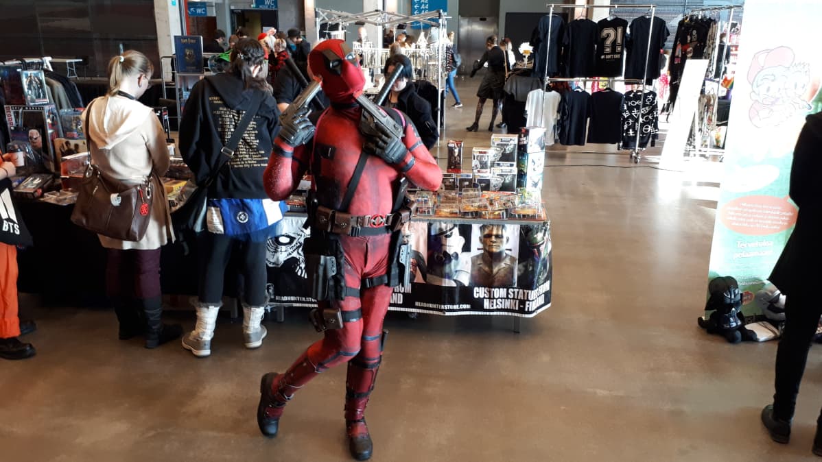 Sarjakuvahahmo Deadpoolin asuun pukeutunut pukuilija.
