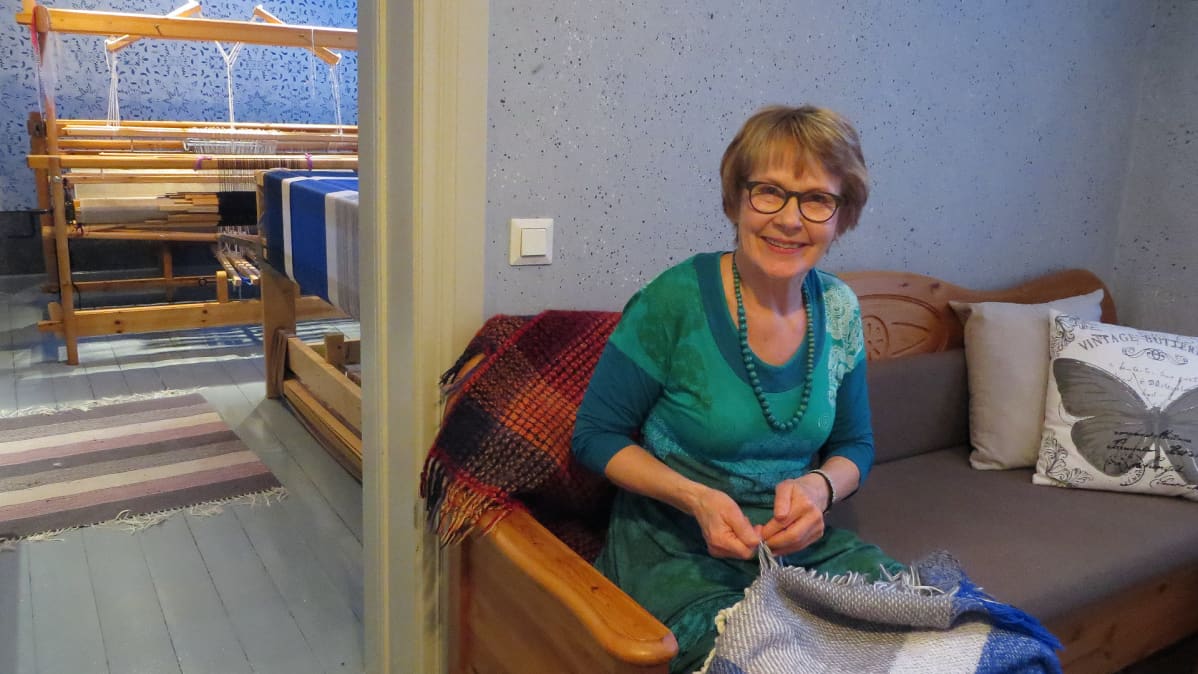 Irja Törmä käy käsityötuvalla "ammatikseen harrastamassa" eli hän ohjaa keskiviikkoisin kutojia.