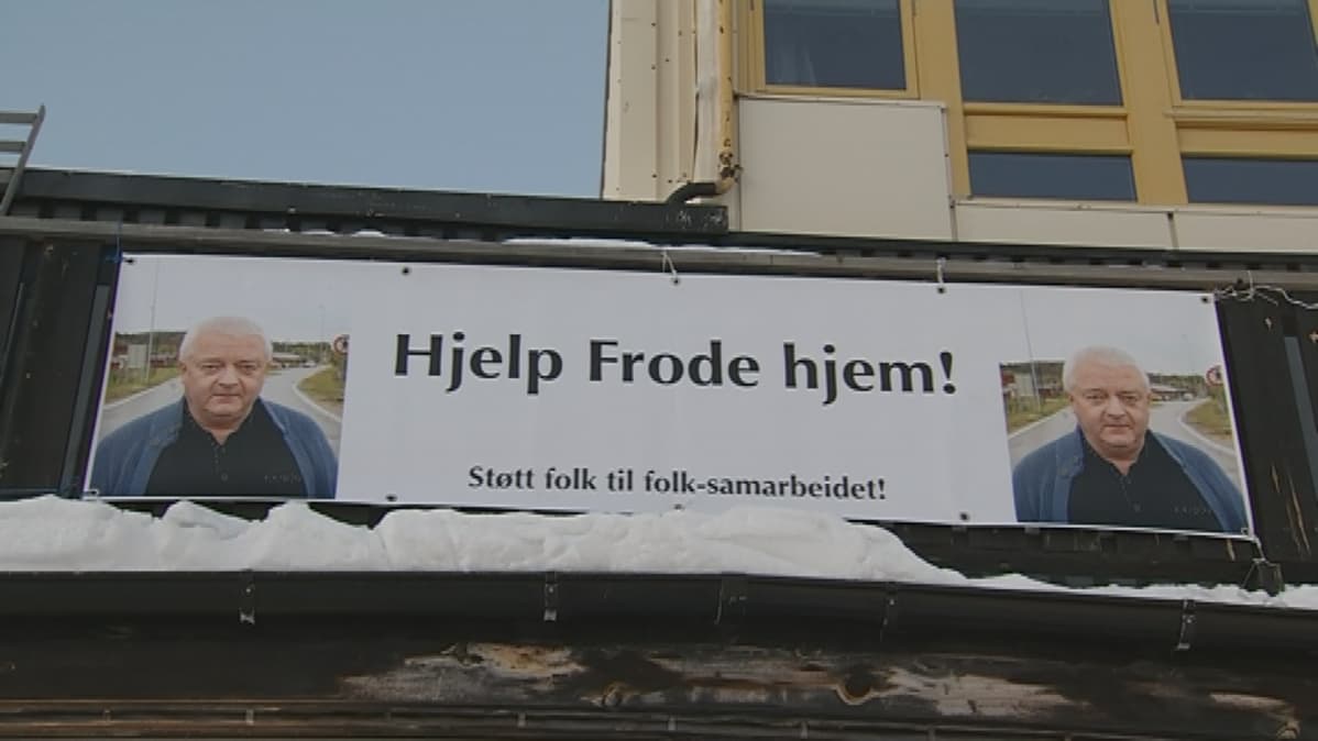 Frode Berg-juliste Kirkkoniemessä.