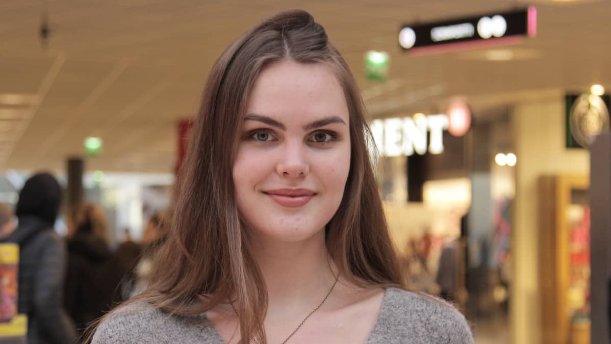 Alexandra poseeraa kameralle koekuvaustan jälkeen