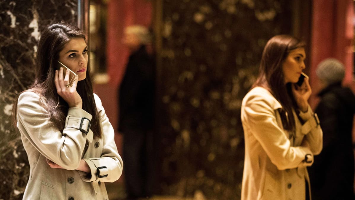 Hope Hicks puhuu puhelimessa Trump Towerissa.