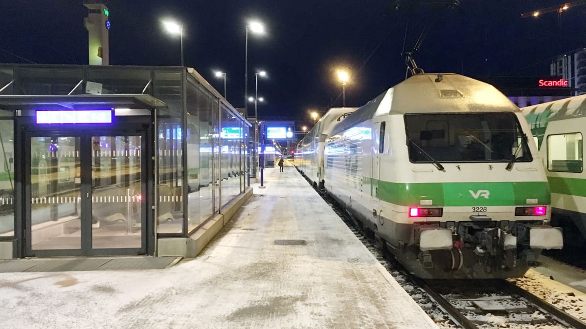 Juna laiturilla Tampereen rautatieasemalla.