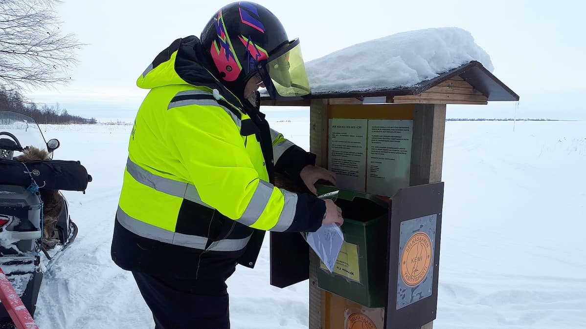 Postilaatikko rannassa.