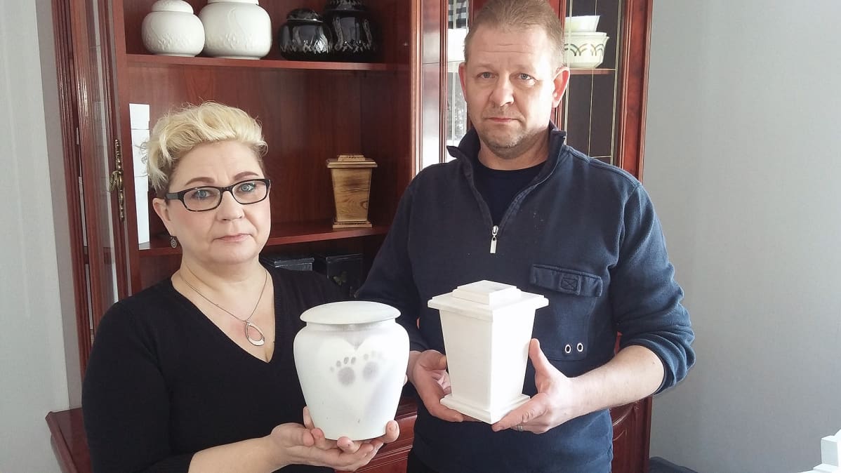 Mirva ja Marko Salmela esittelevät uurnia