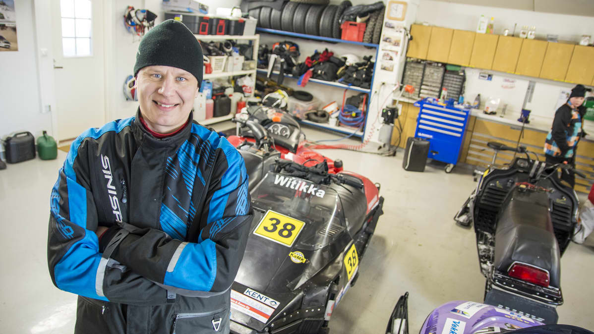 Kajaanilainen Mikko Witikka vintage-kelkkansa kanssa.