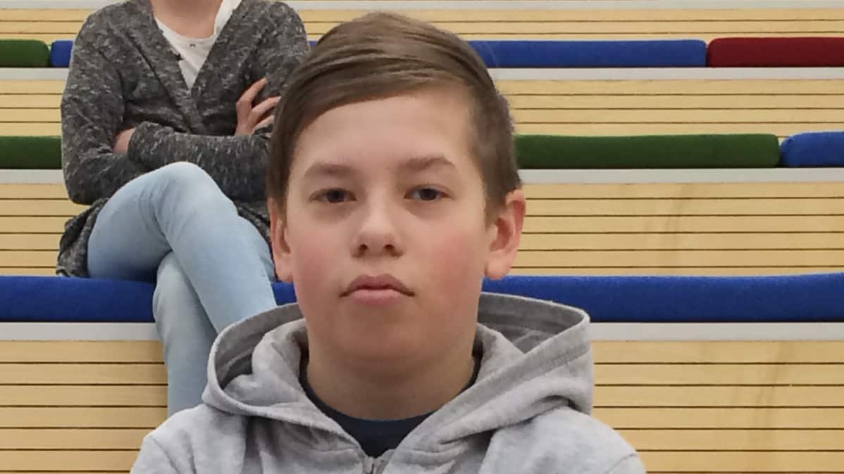 Nelosluokkalainen Niko Tesoman koulun katsomossa