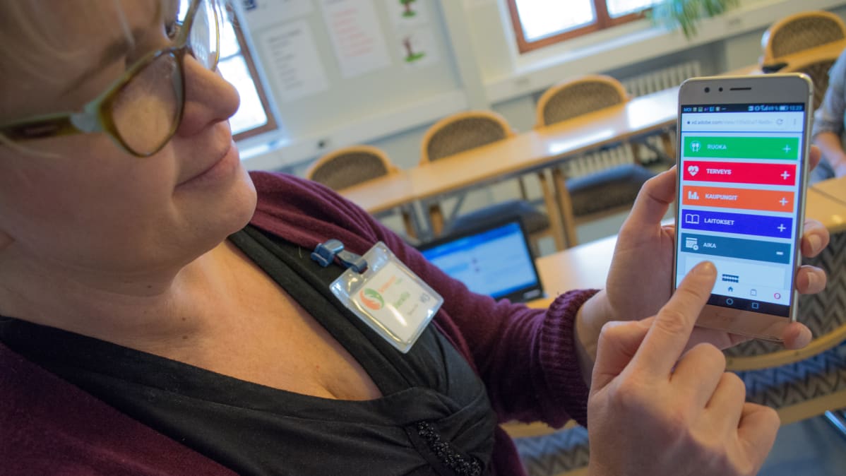 Kuvako-hankkeen projektipäällikkö Marja Eskel esittelee testattavana olevaa mobiilisovellusta.