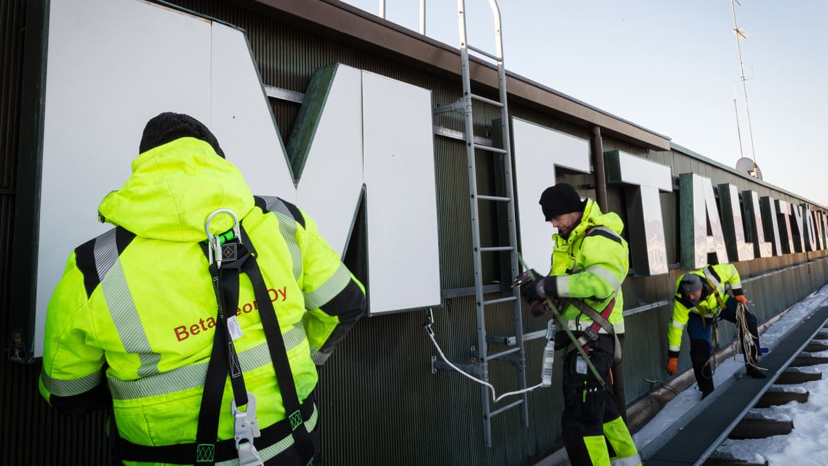 Metallityöväenliiton kylttiä irroitetaan Hakaniementie 1:n katolla