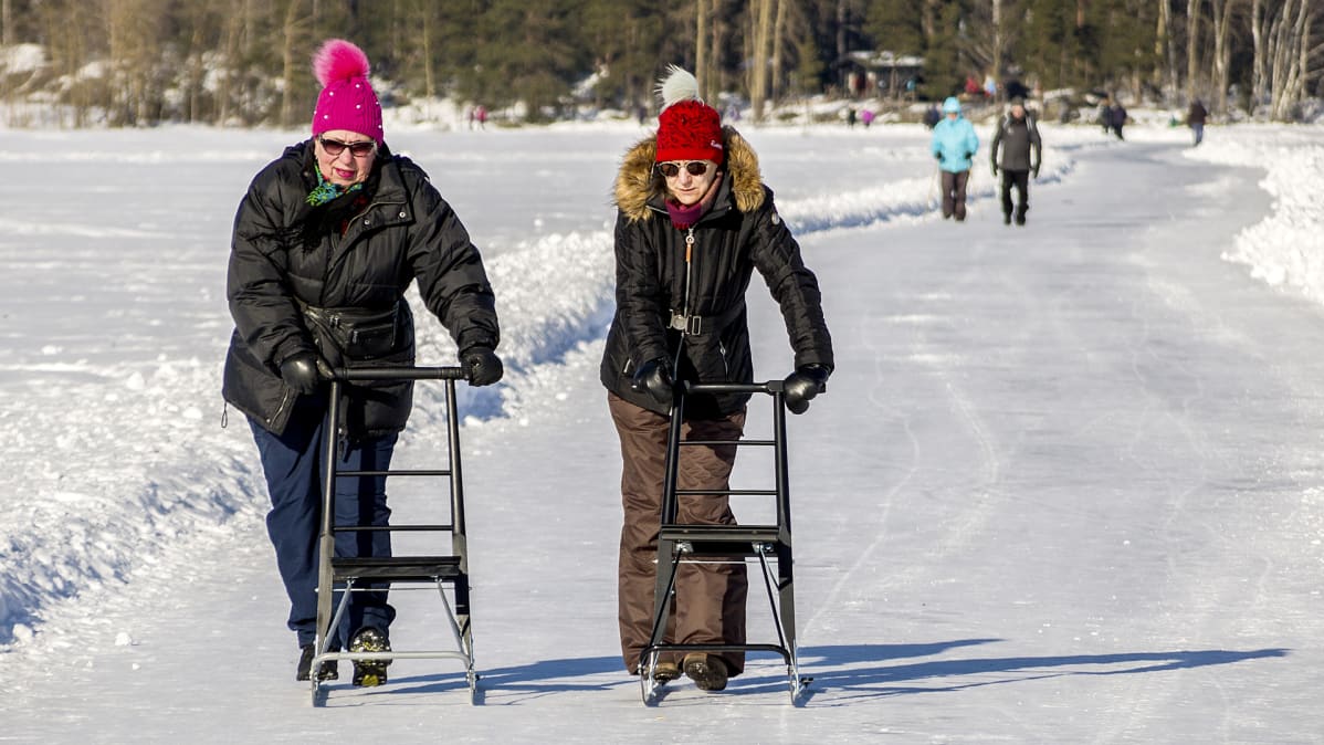 Ihmisiä lykkii potkukelkalla Pien-Saimaan jäällä Lappeenrannassa.