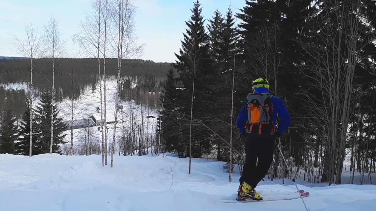 Vapaalaskija Jarno Tuovinen Maarianvaaran rinteessä.